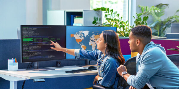 Aula tecnológica con estaciones de trabajo HP Z by HP con Intel®